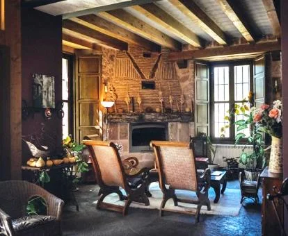 Elegante espacio de uso compartido con chimenea de este hotel boutique rural.