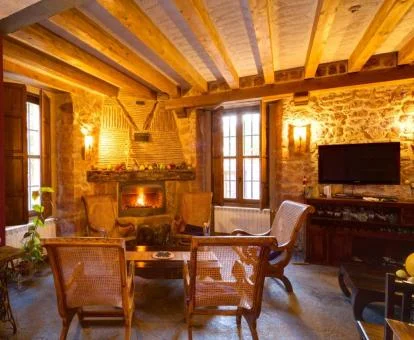 Una de las acogedoras zonas comunes de este hotel rústico.
