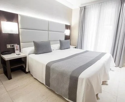 Preciosa habitación de este hotel solo para adultos decorada en tonos grises.