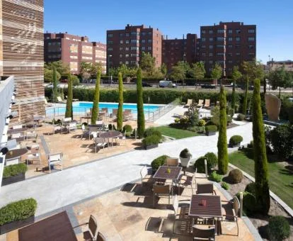 Amplia terraza con mobiliario y jardines de este maravilloso hotel.