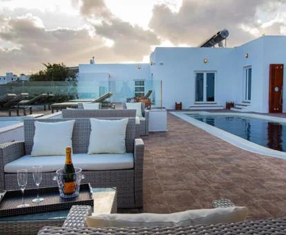 Coqueto hotel boutique con piscina y terraza amueblada.