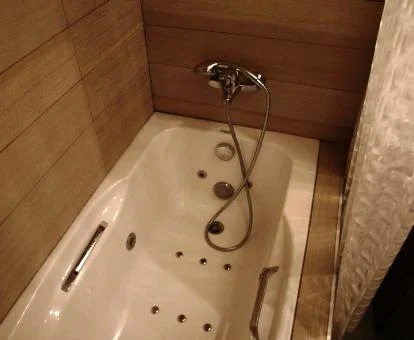 Bañera de hidromasaje privada en el baño de este moderno apartamento privado.