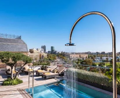 Terraza solarium con piscina y fabulosas vistas de este precioso hotel boutique.