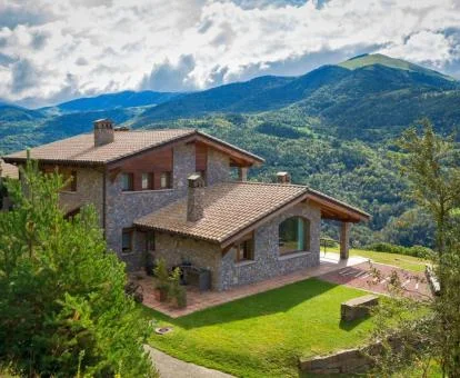 Precioso hotel rodeado de naturaleza con zonas verdes en el exterior y espectaculares vistas.