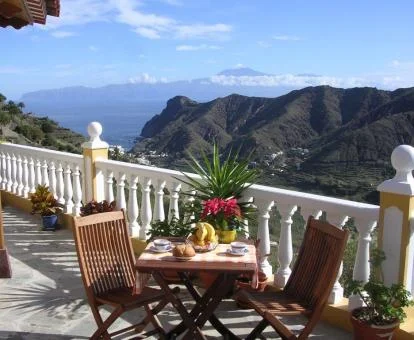 Balcón amueblado con espectaculares vistas de este establecimiento rural.