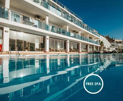 Edificio de este hotel solo para adultos con una amplia piscina exterior.