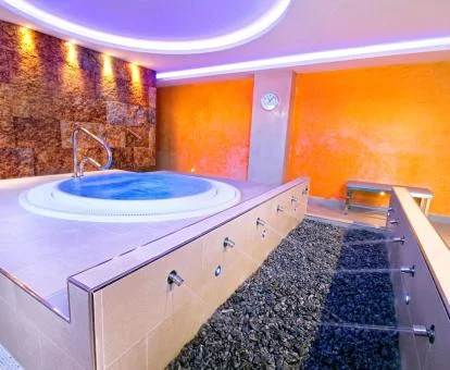 Jacuzzi y pediluvio del spa del hotel.