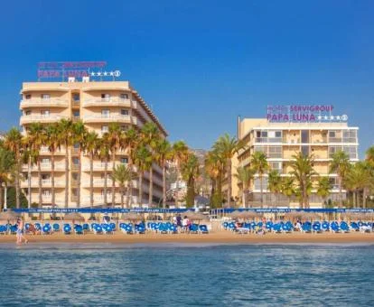 Precioso hotel de plaza con vistas al mar.