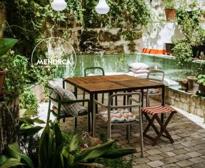 Agradable espacio con vegetación y mobiliario de este precioso hotel rural.