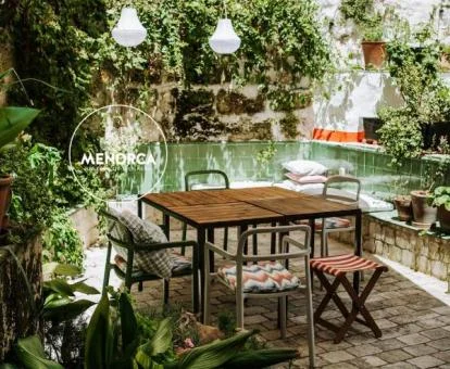 Coqueta terraza con zonas de estar en el exterior y piscina del hotel.