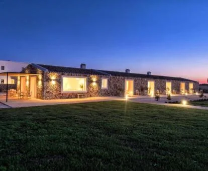 Acogedor agroturismo con una gran extensión de jardines e iluminación nocturna.