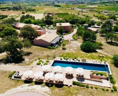 Vista aérea de este maravilloso agroturismo con piscina en medio del campo.
