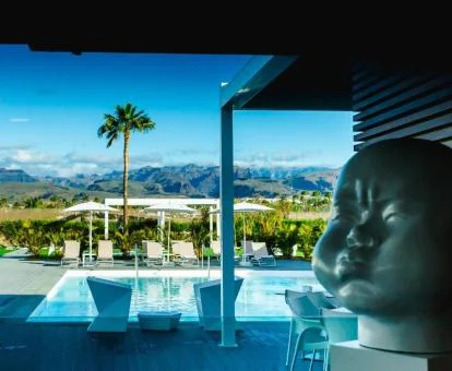 Maravillosa zona exterior con piscina y bellos jardines de este hotel boutique.