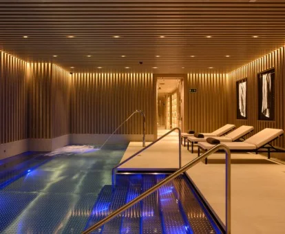 Lujosas instalaciones del spa del hotel con piscina cubierta y zona de relajación.
