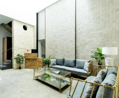 Zona de estar comunitaria de este hotel solo para adultos.