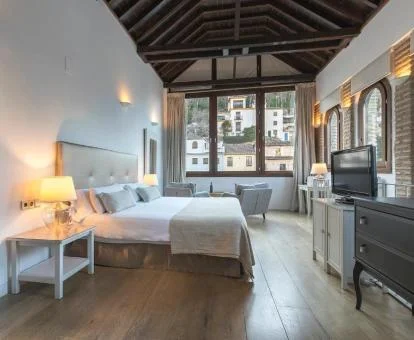Maravillosa suite con zona de estar y vistas de este hermoso hotel boutique.