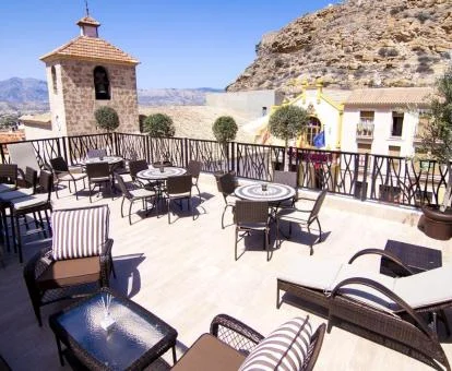 Amplia terraza con comedores exteriores de este hotel con encanto.