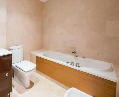 Baño con bañera de hidromasaje privada del apartamento.