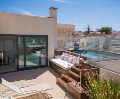 Terraza con piscina exterior y zona de estar de este hotel solo para adultos.