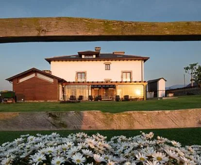 Edificio de este hermoso hotel rural para disfrutar del campo y de la playa.
