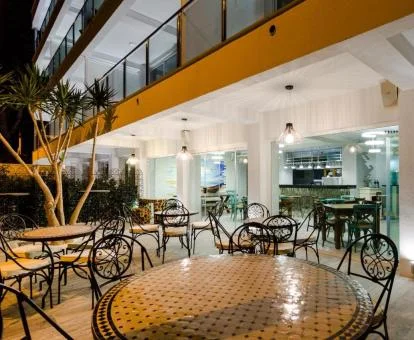 Agradable terraza con comedores exteriores de este moderno hotel.
