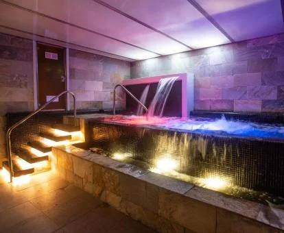 Zona de aguas del centro de bienestar del hotel.