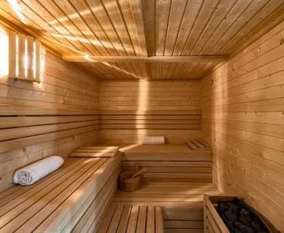 Sauna de las instalaciones de spa del hotel.