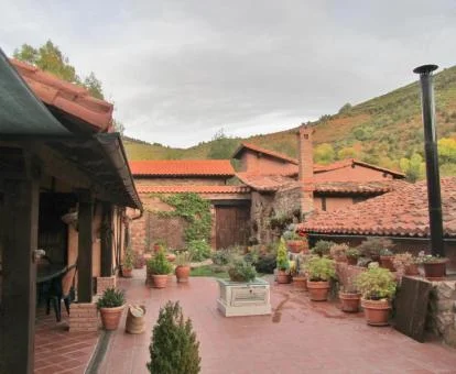 Zonas exteriores de esta casa independiente en una aldea tranquila.