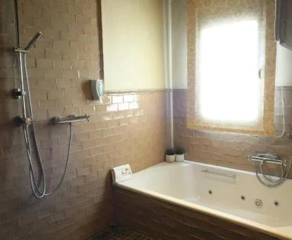 Bañera de hidromasaje privada del apartamento de un dormitorio de este establecimiento.