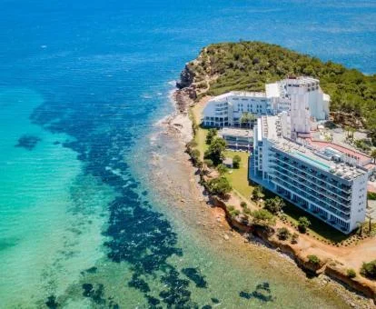 Espectacular hotel solo para adultos ubicado junto al mar y rodeado de naturaleza en la isla de Ibiza.