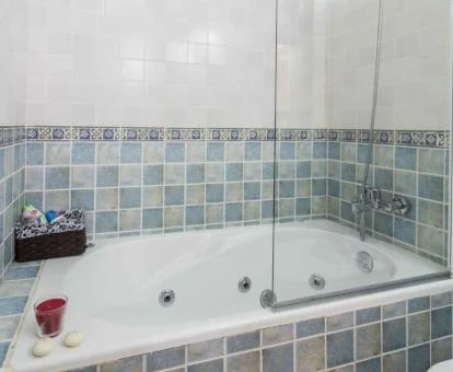 Bañera de hidromasaje privada del apartamento de un dormitorio del establecimiento.