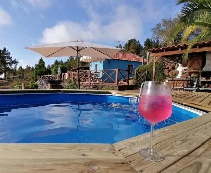 Amplia zona exterior privada con piscina de esta casa independiente.