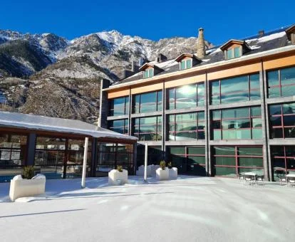 Edificio de este precioso hotel boutique en un entorno nevado rodeado de montaña.