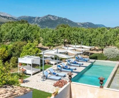Agradable terraza con piscina y solarium con hermosas vistas de este hotel boutique.