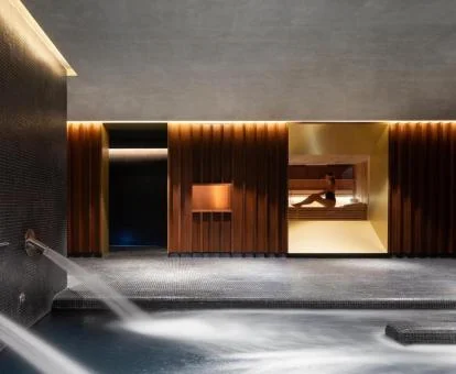 Elegante piscina con chorros de hidroterapia del spa del hotel.