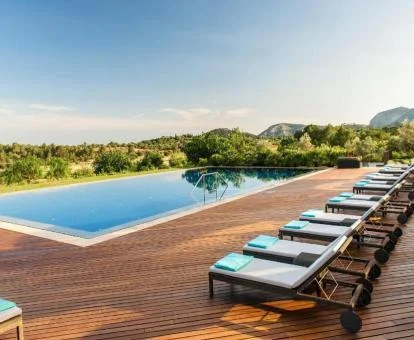 Preciosa piscina al aire libre con bonitas vistas de este hotel romántico.