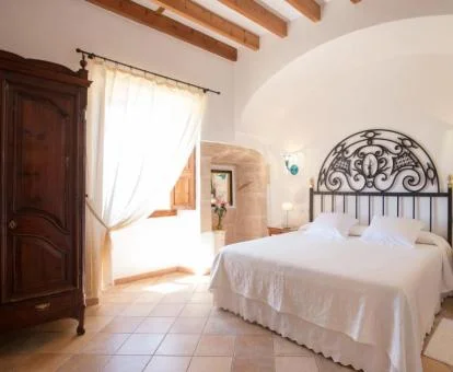 Una de las habitaciones dobles con mucha luminosidad de este hotel boutique rural.