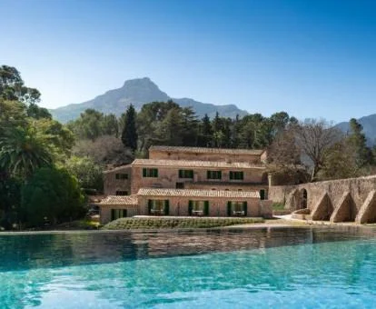 Hermoso edificio de este hotel boutique con piscina al aire libre.