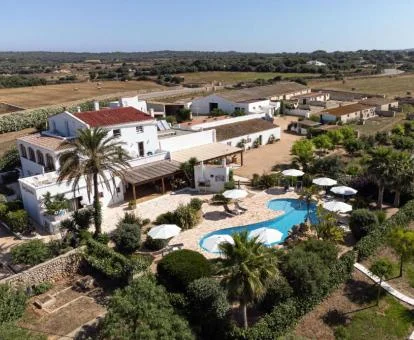 Vista aérea de este hermoso agroturismo en medio del campo.