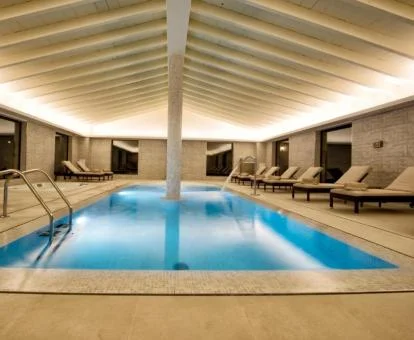 Piscina cubierta del centro de bienestar del hotel.