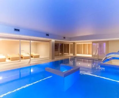 Gran piscina cubierta con hidroterapia del spa del hotel.
