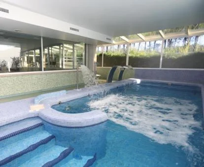 Piscina cubierta con hidroterapia del spa del hotel.