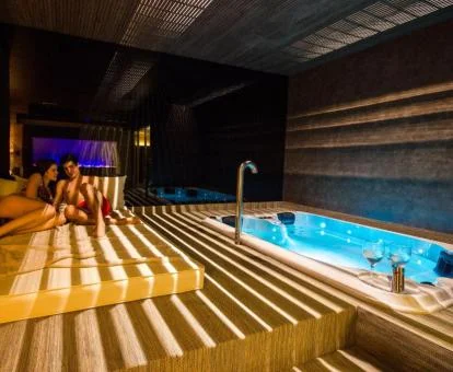 Pareja disfrutando de la zona de bienestar de este hotel con encanto.