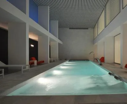 Piscina cubierta con elementos de hidroterapia del spa del hotel.