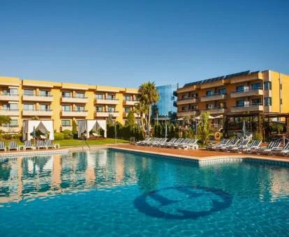 Precioso hotel con encanto con zonas exteriores y una gran piscina al aire libre.
