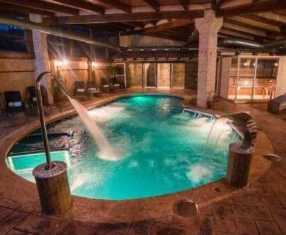 Piscina interior con chorros y elementos de hidroterapia del spa de este hotel romántico.