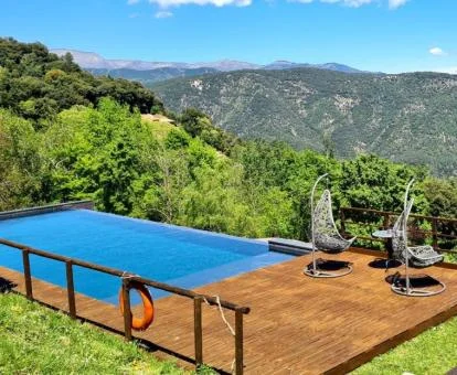 Preciosa piscina de borde infinito con vistas a la naturaleza de este hotel con encanto.