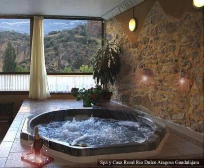 Zona de bienestar con jacuzzi y bonitas vistas este hotel romántico.