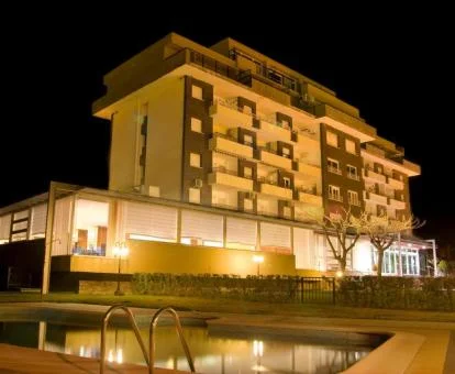 Edificio con piscina exterior y solarium de este hotel boutique.