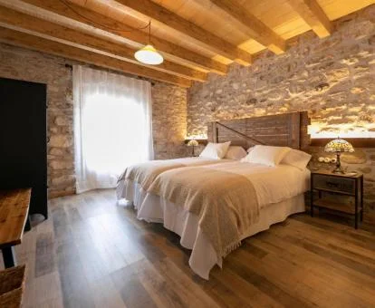 Una de las coquetas habitaciones con paredes de piedra de este hotel solo para adultos.